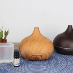 Umidificator aromaterapie cu ultrasunete 550 ml, LED RGB, timer și protecție lipsă apă – design lemn deschis
